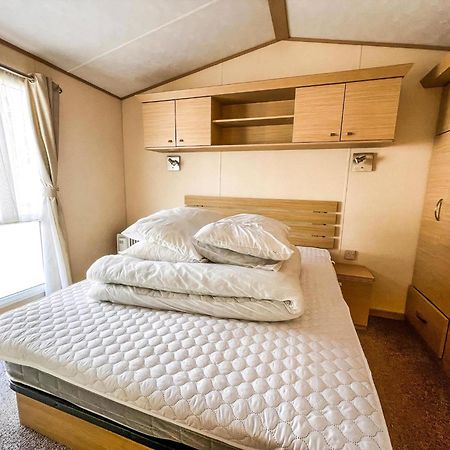 Great 6 Berth Caravan By The Beach At California Cliffs In Scratby Ref 50010L Great Yarmouth Exterior photo