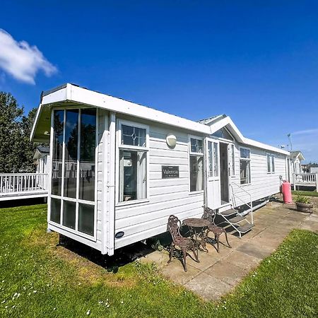 Great 6 Berth Caravan By The Beach At California Cliffs In Scratby Ref 50010L Great Yarmouth Exterior photo