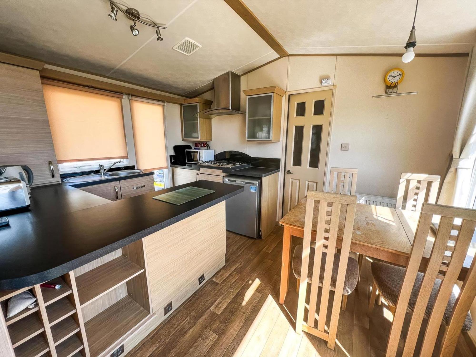 Great 6 Berth Caravan By The Beach At California Cliffs In Scratby Ref 50010L Great Yarmouth Exterior photo