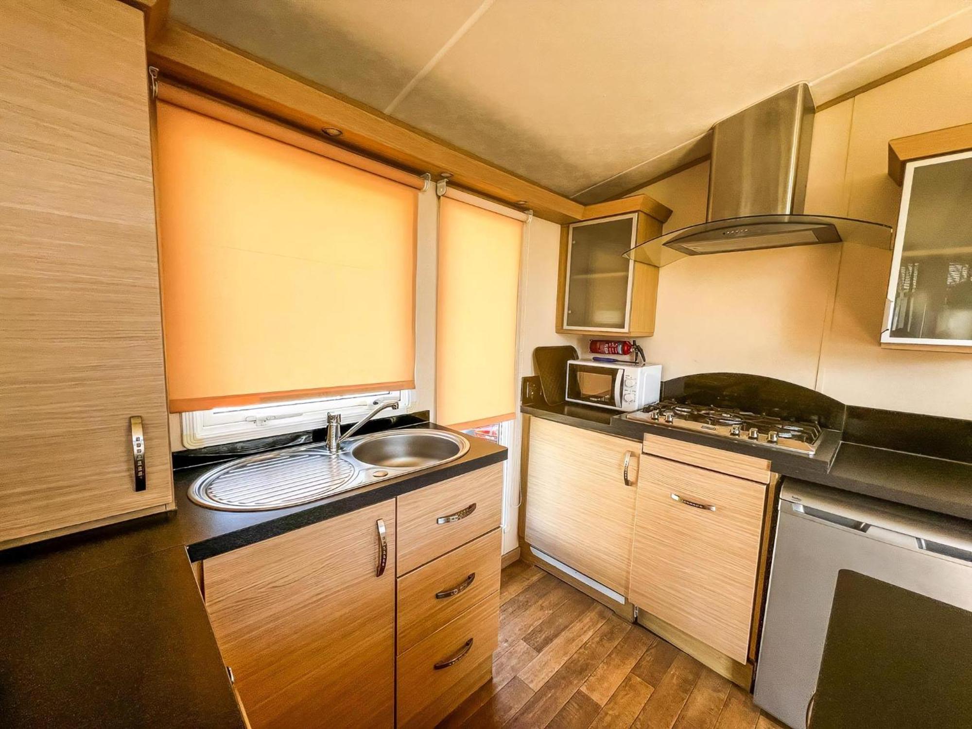 Great 6 Berth Caravan By The Beach At California Cliffs In Scratby Ref 50010L Great Yarmouth Exterior photo