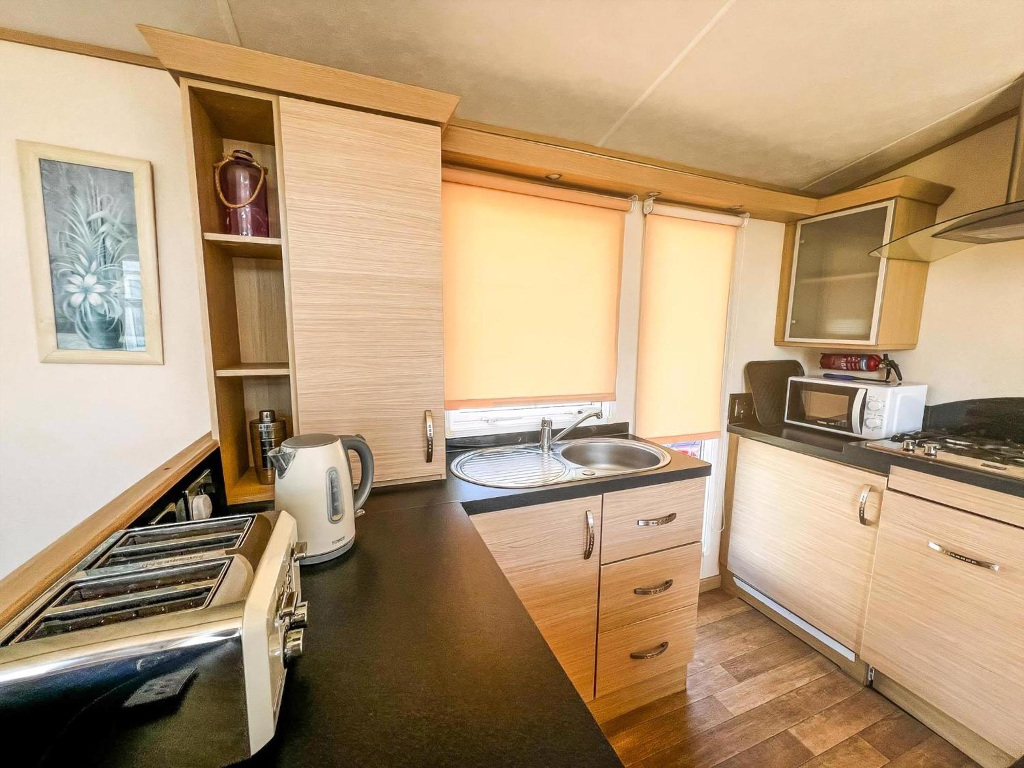 Great 6 Berth Caravan By The Beach At California Cliffs In Scratby Ref 50010L Great Yarmouth Exterior photo