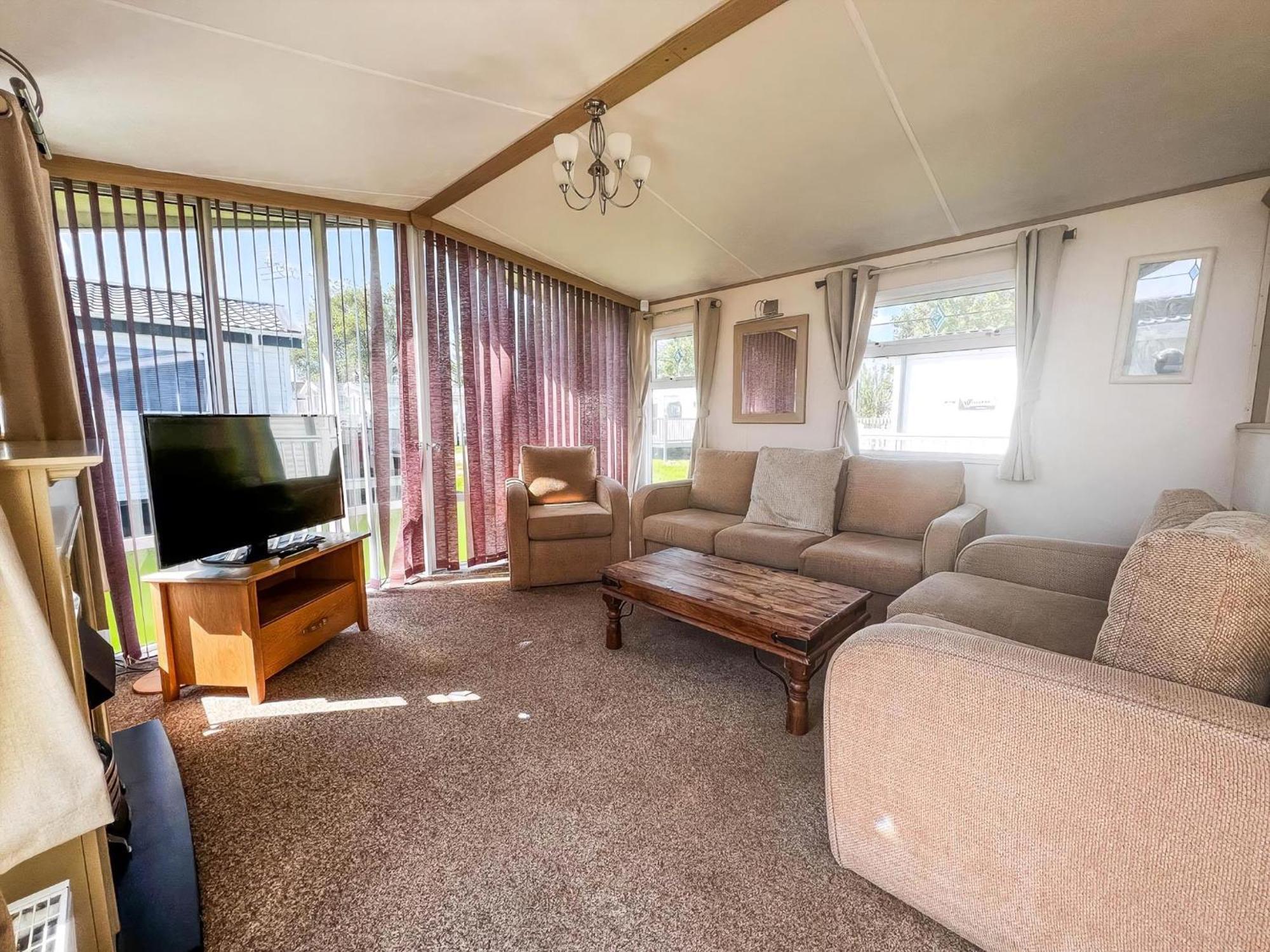 Great 6 Berth Caravan By The Beach At California Cliffs In Scratby Ref 50010L Great Yarmouth Exterior photo